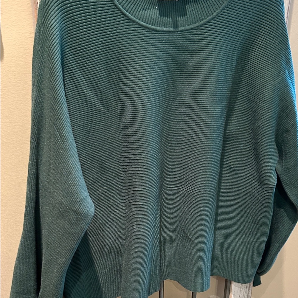 Elegant Green Women's Sweater - Picture 3 of 6